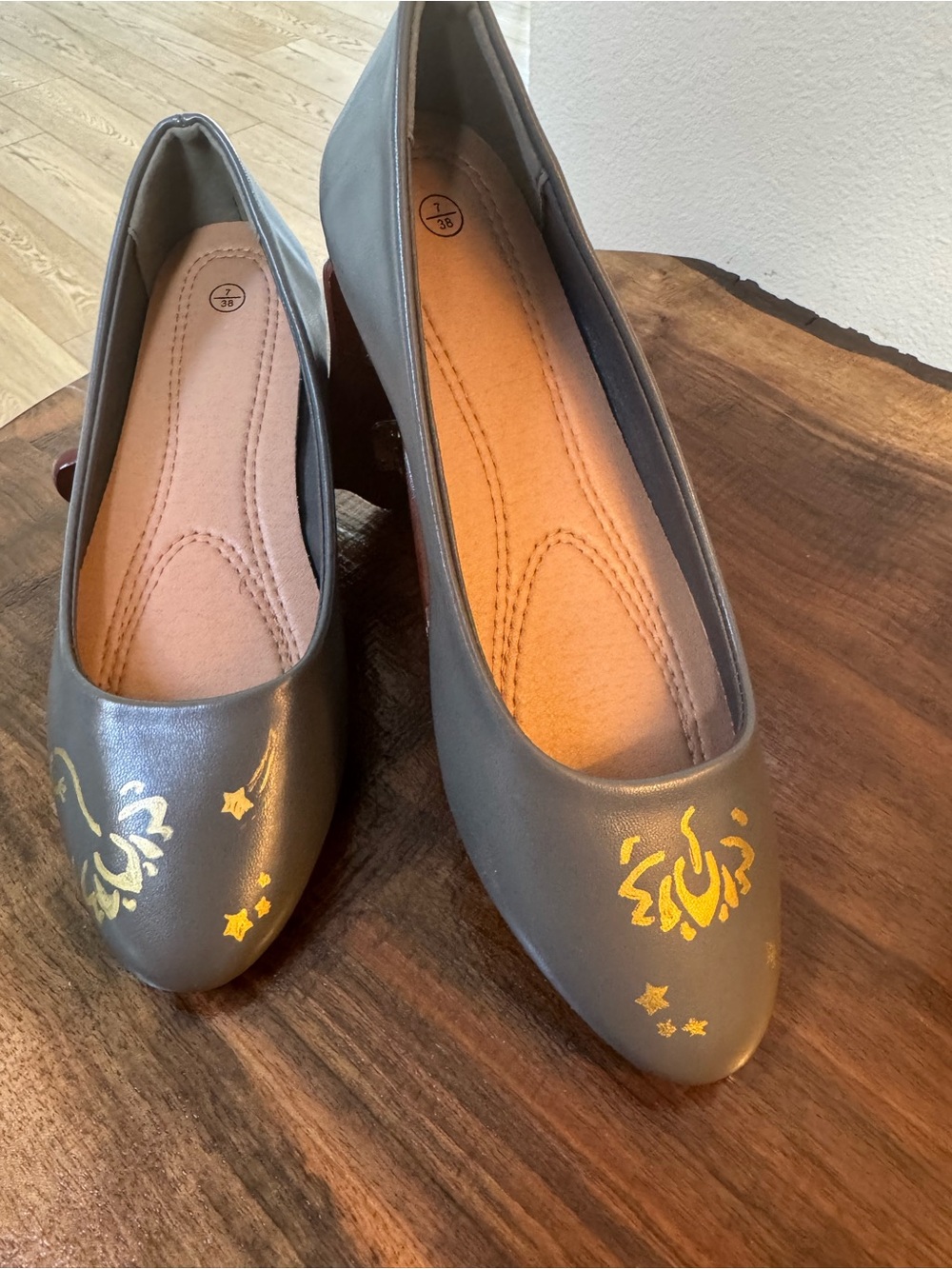 New Women's Gray Ballet Flats faux leather, hand painted, size 7